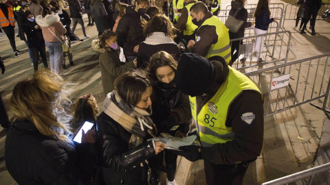 Personal de seguridad comprueba el pasaporte covid de los asistentes al concierto que la cantante Aitana ha ofrecido en el Pabellón Príncipe Felipe de Zaragoza.