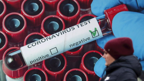 Una mujer pasa junto a un cartel de test de diagnóstico de covid en Podolsk, a las afueras de Moscú, Rusia.