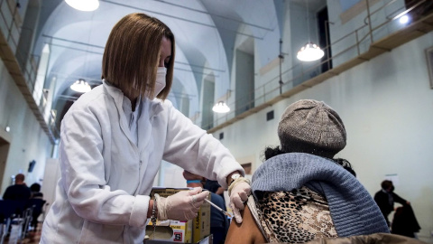 Personal sanitaria inyecta dosis de la vacuna contra la covid en un hospital de Roma.