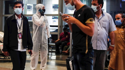 Varios pasajeros en el Aeropuerto Internacional de Kuala Lumpur, en Malasia.