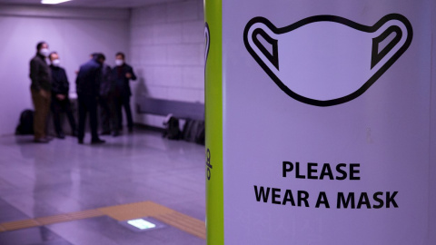 Un letrero de "por favor, ponte la mascarilla" en Seúl, Corea del Sur.