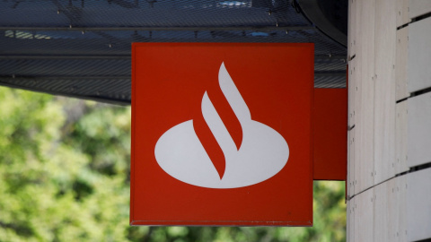 El logo del Banco Santander en el exterio de una de sus sucursales en Varsovia (Polonia). REUTERS/Kacper Pempel El logo del Banco Santander en el exterio de una de sus sucursales en Varsovia (Polonia). REUTERS/Kacper Pempel