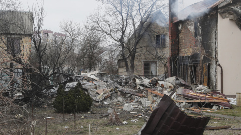 Restos de un avión militar derribado durante la noche en Kiev, Ucrania, el 25 de febrero de 2022. Restos de un avión militar derribado durante la noche en Kiev, Ucrania, el 25 de febrero de 2022.