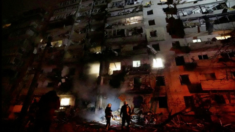 Los bomberos trabajan en edificio residencial dañado por los ataques rusos, en Kiev, Ucrania, este viernes Los bomberos trabajan en edificio residencial dañado por los ataques rusos, en Kiev, Ucrania, este viernes