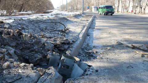 Una caja de cohetes yace enterrada en una carretera después de un reciente bombardeo en Kharkiv, Ucrania, el 24 de febrero de 2022. Una caja de cohetes yace enterrada en una carretera después de un reciente bombardeo en Kharkiv, Ucrania, el 24 de febrero de 2022.