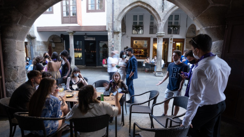 Varias personas durante el primer día de apertura de bares y cafeterías hasta la 1 de la madrugada, a 11 de junio de 2021, en Santiago de Compostela, A Coruña, Galicia (España). Varias personas durante el primer día de apertura de bares y cafeterías hasta la 1 de la madrugada, a 11 de junio de 2021, en Santiago de Compostela, A Coruña, Galicia (España).