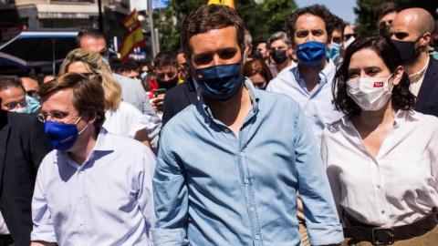 El alcalde de Madrid, José Luis Martínez-Almeida; el presidente del Partido Popular, Pablo Casado y la presidenta de la Comunidad de Madrid en funciones, Isabel Díaz Ayuso, participan en la concentración contra la concesión de los indultos a los pres El alcalde de Madrid, José Luis Martínez-Almeida; el presidente del Partido Popular, Pablo Casado y la presidenta de la Comunidad de Madrid en funciones, Isabel Díaz Ayuso, participan en la concentración contra la concesión de los indultos a los pres