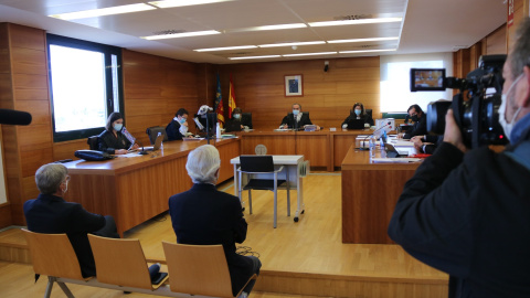 Els directius d'Escal UGS Recaredo del Potro i José Luis Martínez Dalmau en la sessió final del judici del cas Castor, celebrada aquest dilluns. Els directius d'Escal UGS Recaredo del Potro i José Luis Martínez Dalmau en la sessió final del judici del cas Castor, celebrada aquest dilluns.