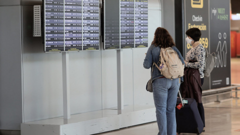 Dos pasajeras en la terminal T4 del Aeropuerto Adolfo Suárez - Madrid Barajas Dos pasajeras en la terminal T4 del Aeropuerto Adolfo Suárez - Madrid Barajas