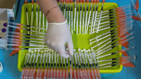 Una enfermera del Servicio Murciano de Salud prepara jeringuillas con dosis de la vacuna contra la covid-19. Una enfermera del Servicio Murciano de Salud prepara jeringuillas con dosis de la vacuna contra la covid-19.