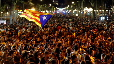 17/10/2019.- Miles de personas acuden a la concentración convocada por los CDR bajo el lema "Olimpiada Republicana", este jueves en los Jardinets de Gràcia de Barcelona. EFE/ Toni Albir