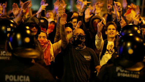 17/102019 - Un grupo de neonazis protesta contra la manifestación de los CDR en Barcelona. / REUTERS (Rafael Marchante)
