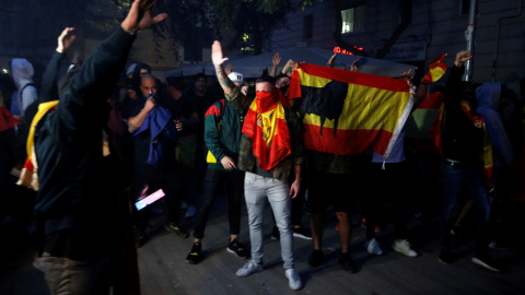 17/10/2019 - Un grupo de neonazis y fascistas en Barcelona protestando contra las manifestaciones de los CDR. /REUTERS (Rafael Merchante)