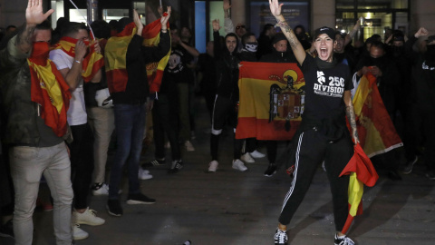 Unos 300 miembros de la ultraderecha se manifiestan para defender la unidad de España, este jueves en el barrio de Sarriá, Barcelona, custodiados por el cuerpo de los Mossos d,Esquadra. /EFE