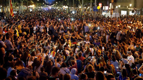 17/10/2019. - Miles de personas en los Jardinets de Gràcia de Barcelona protestan contra la sentencia del 'procés'. EFE/ Toni Albir