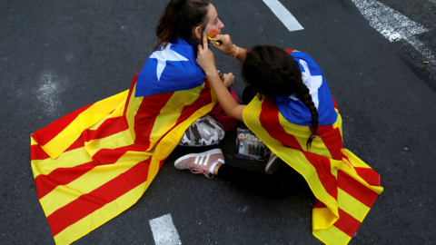 17/10/2019 - Dos mujeres se pintan la cara durante la manifestación en Barcelona en rechazo a la sentencia del 'procés'. / REUTERS (Jon Nazca)