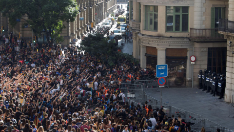 Miles de estudiantes universitarios y de secundaria, convocados por el Sindicato de Estudiantes y por el Sindicat d'Estudiants dels Països Catalans, han participado en una manifestación estudiantil contra la sentencia del 'procés'. /EFE