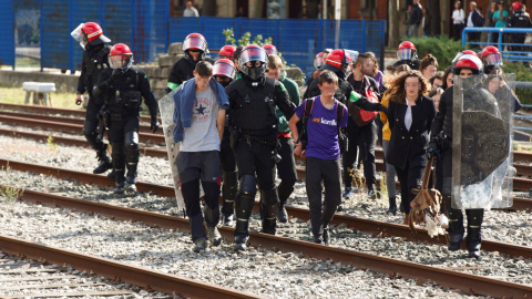 Entre 15 y 20 jóvenes han sido detenidos por la Ertzaintza en Vitoria acusados de cortar las vías del tren al término de una manifestación en contra de la sentencia del procés. /EFE