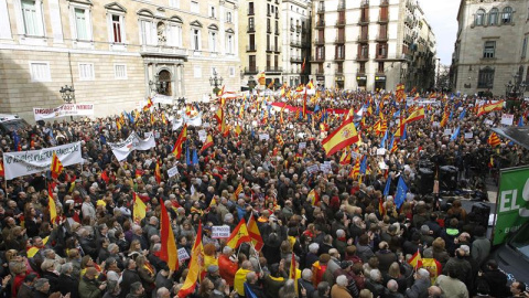 Miles de personas se manifiestan contra la independencia de Catalunya. EFE/Archivo Miles de personas se manifiestan contra la independencia de Catalunya. EFE/Archivo