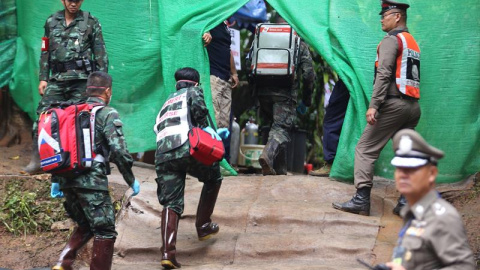09/07/2018.- Personal médico accede a una zona restringida durante los preparativos para transportar a los niños rescatados al hospital en los alrededores de la cueva Tham Luang en el parque Khun Nam Nang, provincia de Chiang Rai (Tailandia) ayer, 8 de 09/07/2018.- Personal médico accede a una zona restringida durante los preparativos para transportar a los niños rescatados al hospital en los alrededores de la cueva Tham Luang en el parque Khun Nam Nang, provincia de Chiang Rai (Tailandia) ayer, 8 de