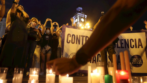 Decenas de personas se concentran hoy viernes en la madrileña Puerta del Sol para condenar los últimos casos de violencia machista. Decenas de personas se concentran hoy viernes en la madrileña Puerta del Sol para condenar los últimos casos de violencia machista.
