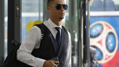 Cristiano Ronaldo en el aeropuerto de Moscú, a punto de regresar a Portugal tras ser eliminado del Mundial. /REUTERS Cristiano Ronaldo en el aeropuerto de Moscú, a punto de regresar a Portugal tras ser eliminado del Mundial. /REUTERS