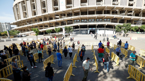 Varias personas esperan para vacunarse en Barcelona Varias personas esperan para vacunarse en Barcelona