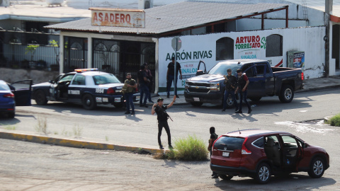 17.10.2019 / Hombres armados del cártel son vistos en una calle durante enfrentamientos con las fuerzas federales tras la detención de Ovidio Guzmán, hijo del narcotraficante Joaquín "El Chapo" Guzmán, en Culiacán, en el estado de Sinaloa, México. 