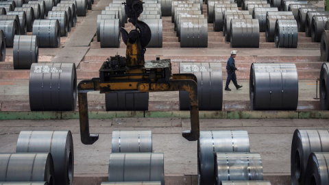 Un trabajador pasa junto a las bobinas de acero en la planta de Chongqing Iron and Steel en Changshou (China). REUTERS/Damir Sagolj Un trabajador pasa junto a las bobinas de acero en la planta de Chongqing Iron and Steel en Changshou (China). REUTERS/Damir Sagolj
