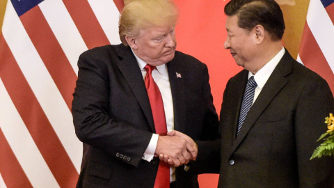 Donald Trump, a la izquierda, estrechando la mano del líder chino, Xi Jinping - FRED DUFOUR/AFP Donald Trump, a la izquierda, estrechando la mano del líder chino, Xi Jinping - FRED DUFOUR/AFP