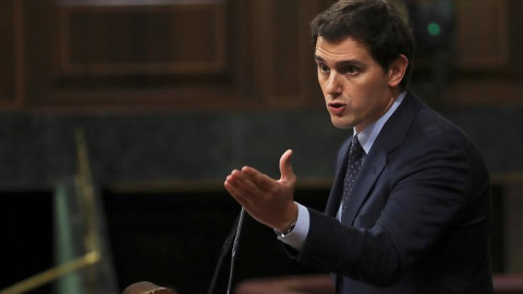 El líder de Ciudadanos, Albert Rivera, durante su intervención en el debate de la moción de censura presentada por el PSOE contra el presidente del Gobierno, Mariano Rajoy, esta tarde en el Congreso de los Diputados. EFE/Kiko Huesca El líder de Ciudadanos, Albert Rivera, durante su intervención en el debate de la moción de censura presentada por el PSOE contra el presidente del Gobierno, Mariano Rajoy, esta tarde en el Congreso de los Diputados. EFE/Kiko Huesca