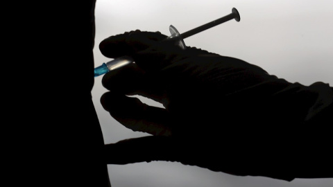 Una enfermera indonesia pone una dosis de la vacuna Sinovac contra el coronavirus.