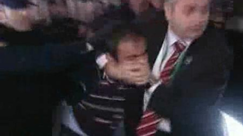 Erdogan se libra de un 'zapatazo' en Sevilla Erdogan se libra de un 'zapatazo' en Sevilla