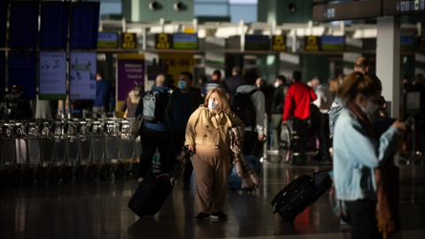 Varios pasajeros con maletas en el aeropuerto de El Prat, a 19 de noviembre de 2021, en Barcelona, Catalunya. Varios pasajeros con maletas en el aeropuerto de El Prat, a 19 de noviembre de 2021, en Barcelona, Catalunya.