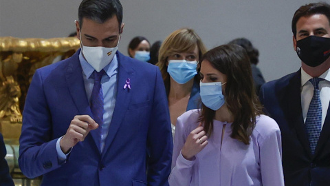 El presidente del Gobierno, Pedro Sánchez (i), junto a la ministra de Igualdad, Irene Montero (d), en el acto conmemorativo del Día Internacional de las Mujeres organizado por el Ministerio de Igualdad y el Instituto de las Mujeres en Madrid. El presidente del Gobierno, Pedro Sánchez (i), junto a la ministra de Igualdad, Irene Montero (d), en el acto conmemorativo del Día Internacional de las Mujeres organizado por el Ministerio de Igualdad y el Instituto de las Mujeres en Madrid.