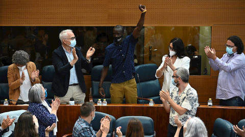 18/06/2021.- Diputados de la Asamblea de Madrid aplauden al diputado de Podemos Serigne Mbaye Diouf (c) durante la segunda jornada del debate de la sesión de investidura de la XII Legislatura de la Comunidad de Madrid, este viernes. EFE/ Fernando Villar 18/06/2021.- Diputados de la Asamblea de Madrid aplauden al diputado de Podemos Serigne Mbaye Diouf (c) durante la segunda jornada del debate de la sesión de investidura de la XII Legislatura de la Comunidad de Madrid, este viernes. EFE/ Fernando Villar
