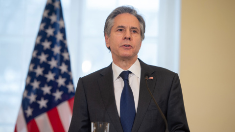 Una foto del folleto proporcionada por la Oficina del Primer Ministro de Estonia muestra al Secretario de Estado de los Estados Unidos, Antony Blinken, durante una conferencia de prensa después de su reunión en Tallin, Estonia, el 8 de marzo de 2022.