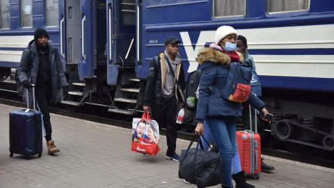Los pasajeros, incluidos los evacuados de las ciudades de Sumy y Kyiv, caminan por el andén de una estación de tren a su llegada a Lviv, Ucrania, el 25 de febrero de 2022. REUTERS/Pavlo Palamarchuk