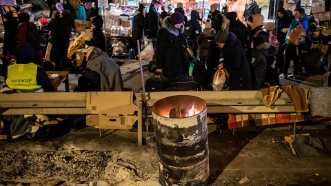 Refugiados ucranianos junto a la frontera con Polonia.