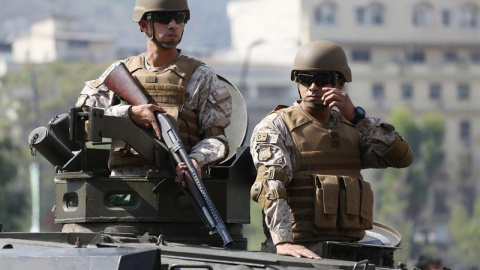 Militares bloquean las manifestaciones contra el incremento del precio en los billetes del metro, este sábado en Santiago (Chile). Durante la semana, las protestas por el incremento del precio del billete del metro de Santiago de Chile fueron en aumento Militares bloquean las manifestaciones contra el incremento del precio en los billetes del metro, este sábado en Santiago (Chile). Durante la semana, las protestas por el incremento del precio del billete del metro de Santiago de Chile fueron en aumento