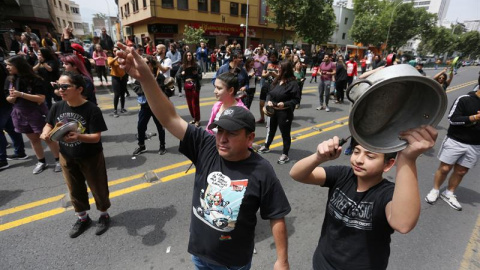 Personas protestan en las calles, en Santiago, Chile, hoy 19 de octubre de 2019. EFE/Elvis González Personas protestan en las calles, en Santiago, Chile, hoy 19 de octubre de 2019. EFE/Elvis González