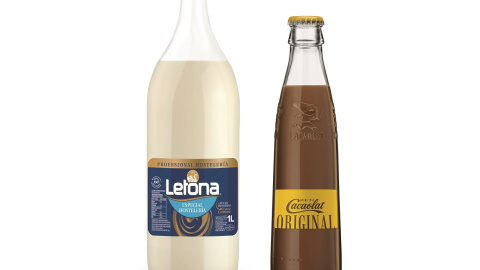 Sendas botellas de Letona y Cacaolat. Sendas botellas de Letona y Cacaolat.