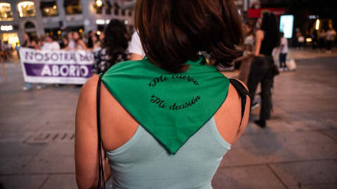 Una mujer lleva un pañuelo a favor del aborto legal en una manifestación por el derecho a decidir, a 28 de septiembre de 2023. Una mujer lleva un pañuelo a favor del aborto legal en una manifestación por el derecho a decidir, a 28 de septiembre de 2023.