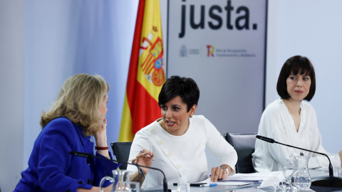 La vicepresidenta primera y ministra de Asuntos Económicos y Transformación Digital, Nadia Calviño, la ministra de Política Territorial y portavoz del Gobierno, Isabel Rodríguez, y la ministra de Ciencia e Innovación, Diana Morant, comparecen en la La vicepresidenta primera y ministra de Asuntos Económicos y Transformación Digital, Nadia Calviño, la ministra de Política Territorial y portavoz del Gobierno, Isabel Rodríguez, y la ministra de Ciencia e Innovación, Diana Morant, comparecen en la