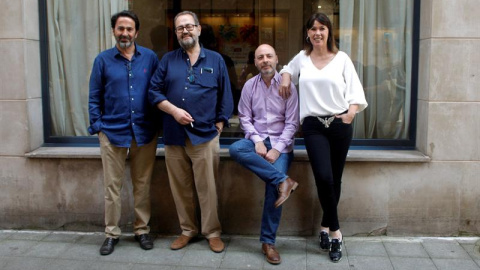 Los escritores Juan Bas (2i), Mabel Lozano (d), Horacio Convertini (2d) y Tomás Bárbulo (2i), ganadores de los premios Dashiell Hammet, Rodolfo Walsh, Celsius y Memorial Silverio Cañada, respectivamente, hoy en la Semana Negra de Gijón. /EFE Los escritores Juan Bas (2i), Mabel Lozano (d), Horacio Convertini (2d) y Tomás Bárbulo (2i), ganadores de los premios Dashiell Hammet, Rodolfo Walsh, Celsius y Memorial Silverio Cañada, respectivamente, hoy en la Semana Negra de Gijón. /EFE