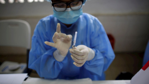 Personal médico coloca la tercera dosis con la vacuna Pfizer en el centro de salud de El Chorrillo en Ciudad de Panamá. Personal médico coloca la tercera dosis con la vacuna Pfizer en el centro de salud de El Chorrillo en Ciudad de Panamá.