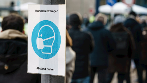 Varias personas hacen cola para acceder a un centro de vacunación en Berlín. Varias personas hacen cola para acceder a un centro de vacunación en Berlín.