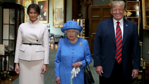Donald y Melania Trump posan en el palacio de Windsor con la reina Isabel II de Inglaterra. /REUTERS Donald y Melania Trump posan en el palacio de Windsor con la reina Isabel II de Inglaterra. /REUTERS