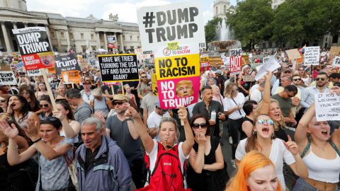 Manifestantes protestan en Londres contra la visita de Donald Trump. /REUTERS Manifestantes protestan en Londres contra la visita de Donald Trump. /REUTERS
