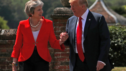 Donald Trump y Theresa May se saludan antes de su encuentro en la residencia de Chequers. /REUTERS Donald Trump y Theresa May se saludan antes de su encuentro en la residencia de Chequers. /REUTERS